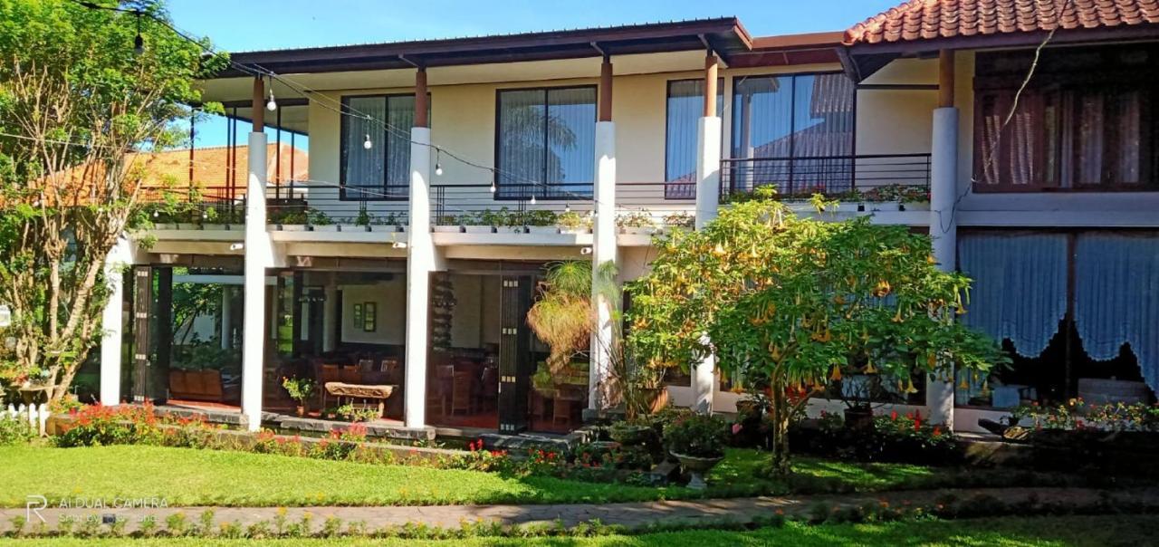 La Oma Hotel Lembang Exterior photo