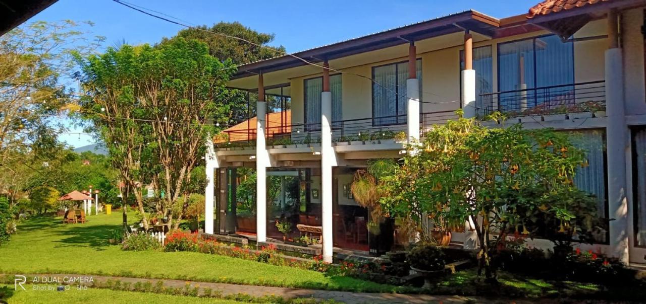 La Oma Hotel Lembang Exterior photo