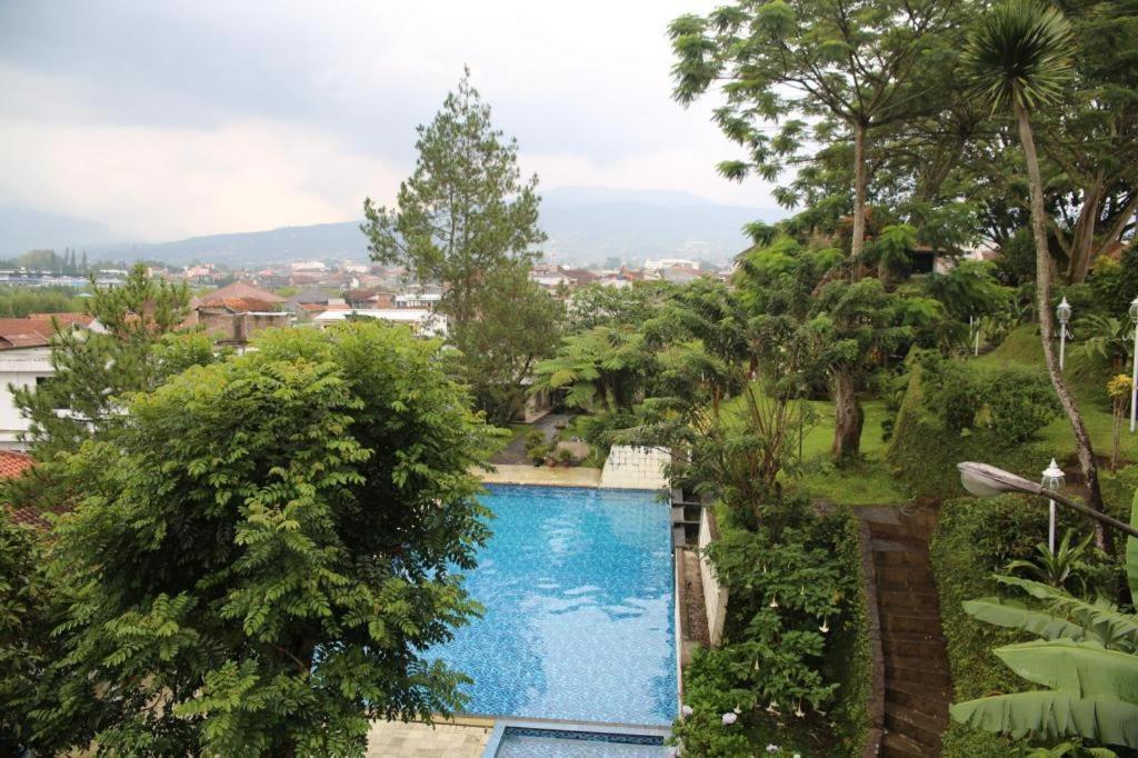 La Oma Hotel Lembang Exterior photo